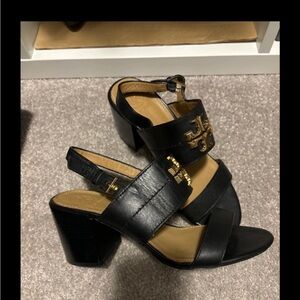 Beautiful
Black sandal